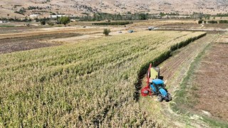 Büyükşehir Belediyesinden çiftçiye silaj makinesi