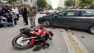 Cadde üzerinde U dönüşü yapan otomobile çarpan motosikletin sürücüsü yaralandı