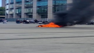 Çağlayan Adliyesi Meydanında alev alev yanan motosiklet TOMAnın müdahalesiyle böyle söndürüldü