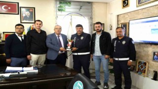Çameli Voleybol Takımı kupayı Başkan Arslana takdim etti