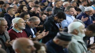 Canikte eller Filistin için semaya kalktı