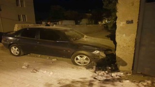 Çarpışan iki otomobil evin duvarına çarparak durdu