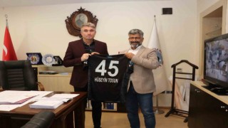 Cemardan Başkan Tosuna forma hediyesi