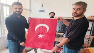 CHP’li başkan esnaflara Türk Bayrağı dağıttı