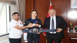 Çiftlikköy Belediyesinden dünya şampiyonu Çavuşoğluna 2 milyon lira ödül