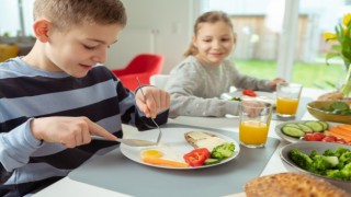 Çocuğunuzu okula kahvaltı etmeden göndermeyin