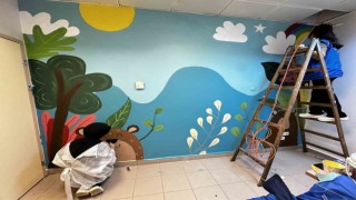 Çocuk acile çizgi film karakterleri çizildi