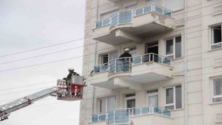 Çocuk odasında çıkan yangında 2 kişi dumandan etkilendi