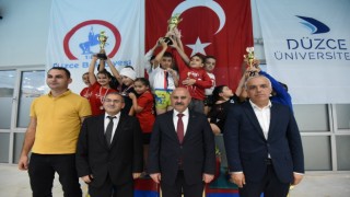 Çocuklar 100. Yıl için kulaç attı