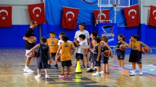 Çocuklara basketbol aşkını aşılıyorlar