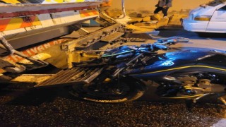 Çöp kamyonuna arkadan çarpan motosiklet sürücüsü kazayı yara almadan atlattı