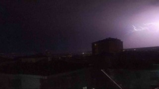 Çorumda şimşekler geceyi aydınlattı