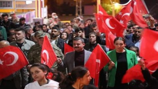Çukurca da bayrak ve meşaleli Cumhuriyet yürüyüşü düzenlendi