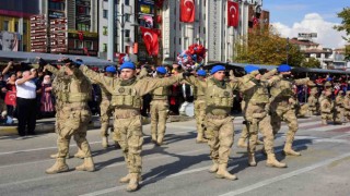 Cumhuriyet Bayramında komandoların zeybek oyunu hayran bıraktı