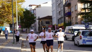 Cumhuriyet meşalesini Çankayaya taşıyan sporcular Bilecikten geçti