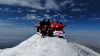 Cumhuriyetin 100. yılı Ağrı Dağı zirvesinde kutlandı