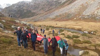 Cumhuriyetin 100. yılında 2 bin 500 rakımdaki şelaleye yürüyüş düzenlendi