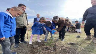 Cumhuriyetin 100. yılında Sarıkamışta fidanlar toprakla buluştu