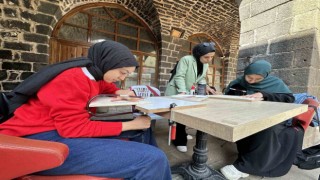 Cumhuriyetin 100. yılında yüz öğrenci ve yüz resim çalışması