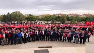 Cumhuriyetin 100. yılını açtıkları dev Türk bayrağıyla kutladılar