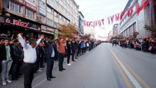 Cumhuriyetin 100. yılını Cumhuriyet Caddesinde bar oynayarak kutladılar