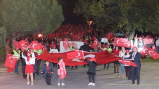 Cumhuriyetin 100. yılını salonda değil kortejle meydanda kutladılar