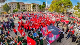 Cumhuriyetin 100üncü yılı kutlamalarına özel bin 923 öğrenciyle kortej yürüyüşü