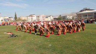 Cumhuriyetin 100üncü yılında 100 öğretmen zeybek oynadı