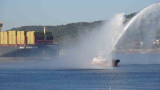 Cumhuriyetin 100üncü yılında ‘Türkiye ismi verilen dev gemi, Çanakkale Boğazından geçti