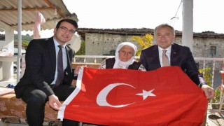 Cumhuriyetle yaşıt kadına kaymakam ve başkandan ziyaret