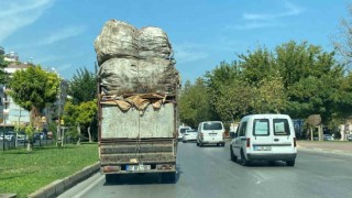 Çuval yüklü kamyonetin tehlikeli yolculuğu kamerada