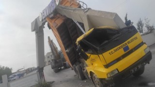 Damperi açık kamyonun üzerine beton düştü: 2 yaralı