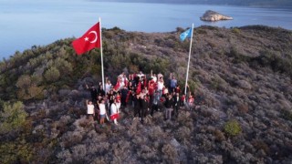 Datça Ülkü Ocakları Murdala Adasında Türk Bayrağını dalgalandırdı