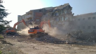 Depremde ağır hasar almıştı: Erzin devlet hastanesinin yıkımı başladı