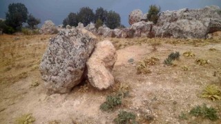 Depremde yerinden oynayan kayalar korkutuyor