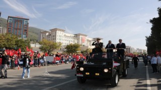 Depremin merkez üssünde Cumhuriyetin 100. yılı coşkuyla kutlandı