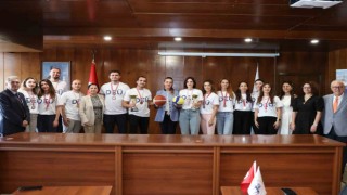 DEÜlü sağlıkçılar Kamu Spor Oyunlarına damga vurdu