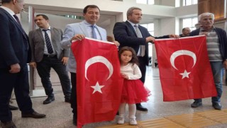 Devlet Hastanesinde Cumhuriyetin 100ncü yılına özel Türk bayrağı dağıtıldı