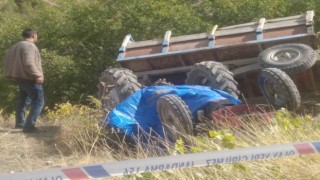 Devrilen traktörün sürücüsü öldü