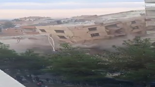 Diyarbakırda ağır hasarlı bina yıkım esnasında çöktü