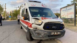 Diyarbakırda hasta taşıyan ambulans kazaya karıştı: 1 yaralı