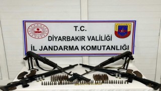 Diyarbakırda iki adreste yapılan aramalarda uzun namlulu silahlar ele geçirildi