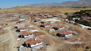 Doğanşehir ilçesinde köy konutlarının yapımı sürüyor