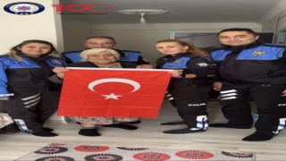 Doğum gününde 112yi arayıp Türk bayrağı isteyen Nazan teyzeye polisten pastalı sürpriz