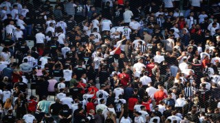 Dolmabahçede Beşiktaş taraftarından sessiz protesto