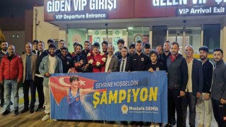 Dünya ikincisi güreşçi çiçeklerle karşılandı