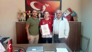 Dünya ikincisi sporcu ödüllendirildi