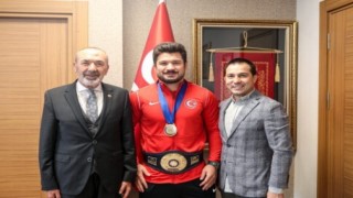 Dünya şampiyonu Cengiz ile Başkan Eroğlundan MHPye ziyaret
