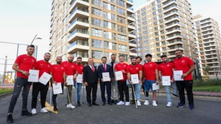 “Dünya Şampiyonu” futbolcular, Çekmeköydeki yeni evlerini teslim aldı