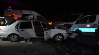 Dur ihtarına uymayan otomobil polis otosuyla çarpıştı: 2si polis 8 yaralı
